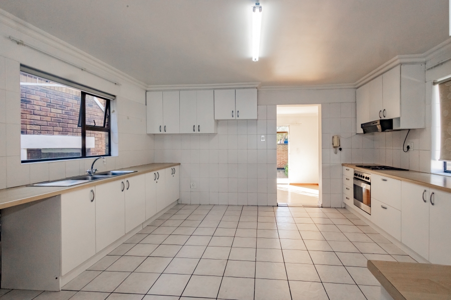 To Let 1 Bedroom Property for Rent in Loevenstein Western Cape